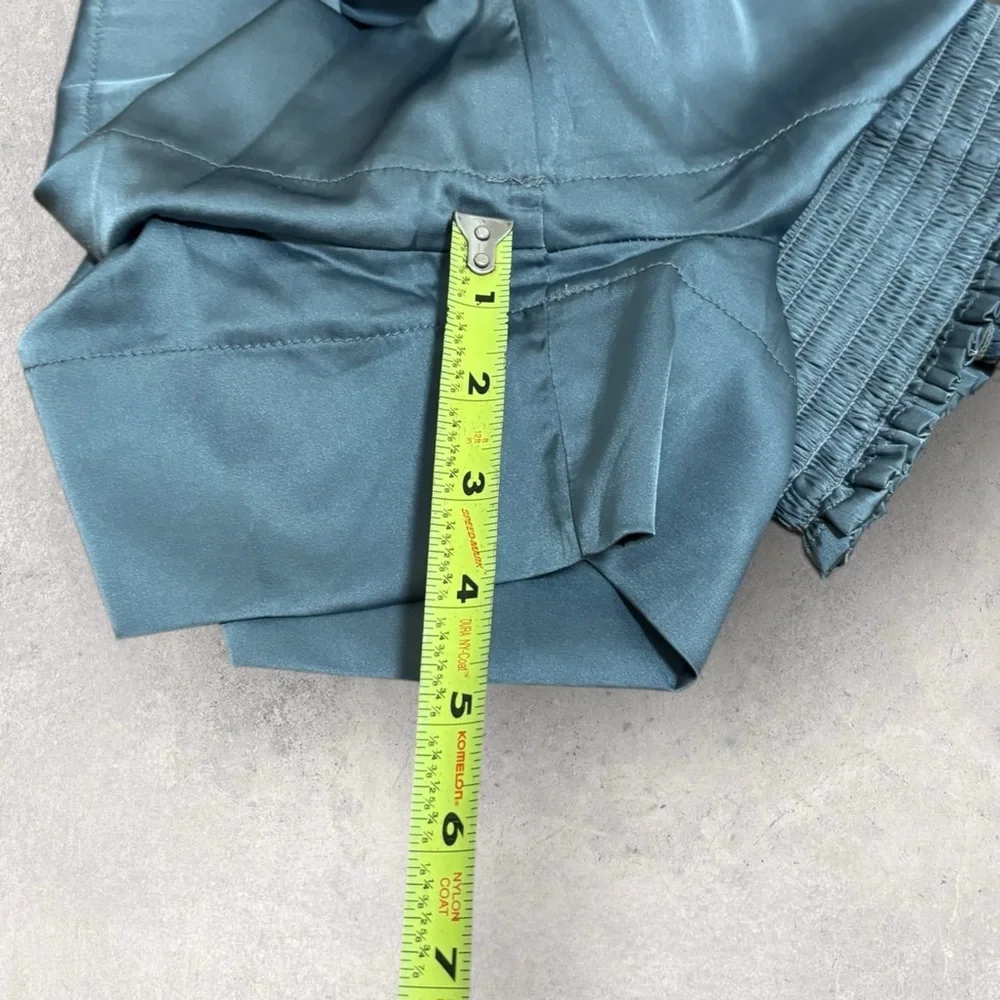 Natural life daisy satin smocked short